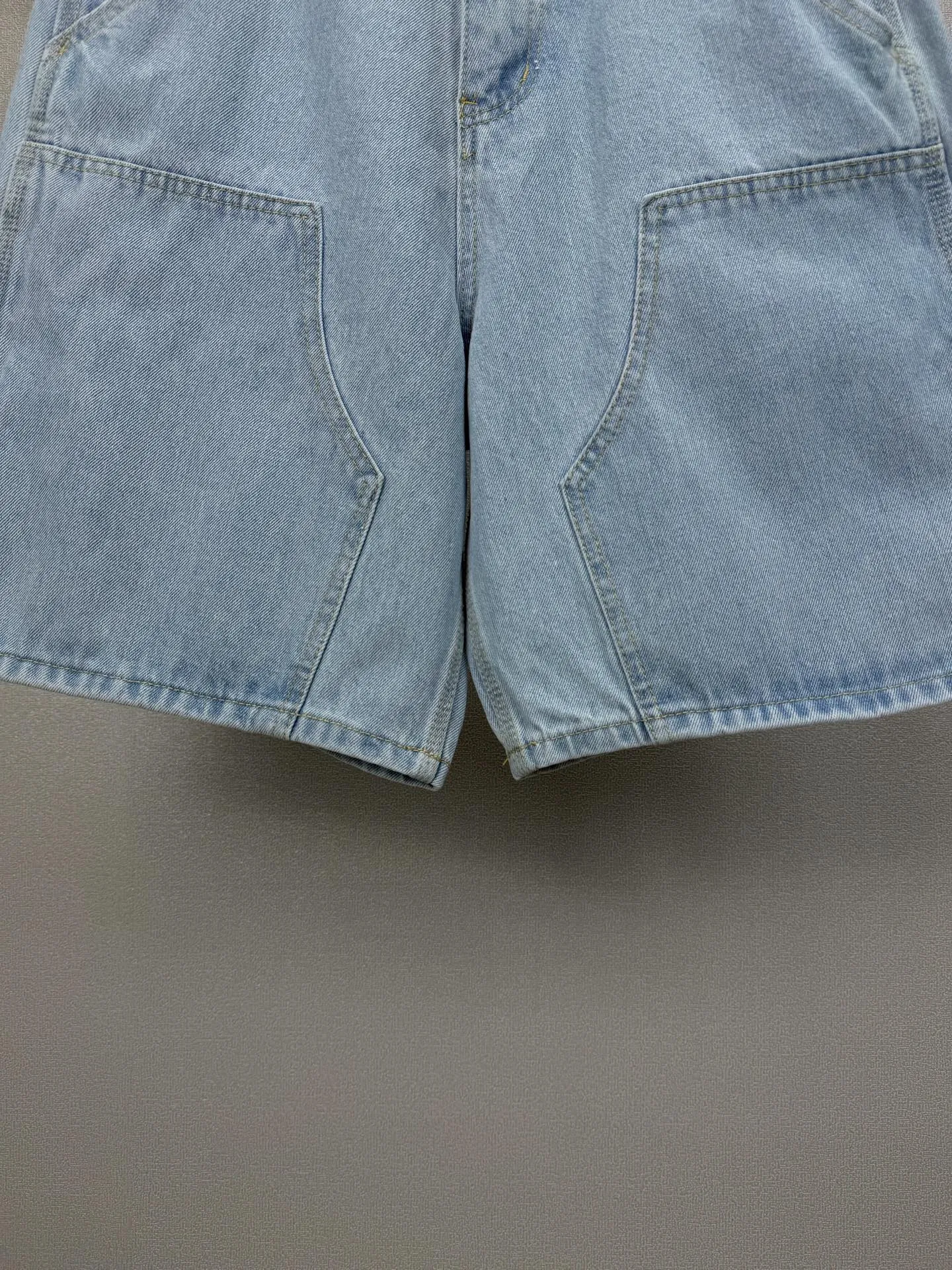 Carhartt 2026 New Arrival Light Blue Logging Couple Style Multi-Pocket Washed Loose Denim Shorts High Version High Version Original customized denim fabric, Internet celebrity Same Style original pulp denim fabric, full body splicing loose fit, solid color simple workwear logging style, front and rear multi-pocket design, very high-end and stylish! The fabric feels very comfortable and these are super Versatile and beautiful denim shorts! ! Complete with three standards, Same Style for men and women 👫Must-have item Color: Light Blue Size: 28, 30, 32, 34, 36 (five sizes)